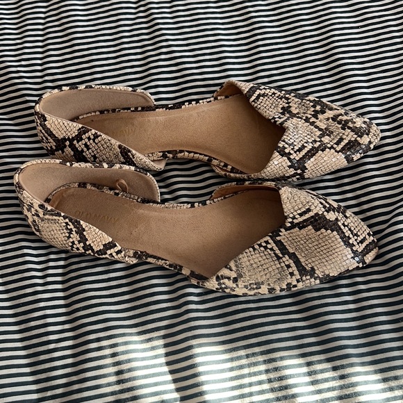 Like New size 9 Old Navy flats - Picture 2 of 4